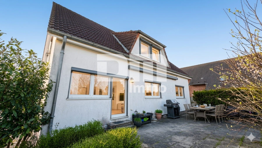 Charmantes Ein- bis Zweifamilienhaus mit großem Garten in begehrter Lage - Rückansicht / Terrasse